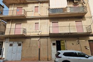 appartamento più garage e giardino trav via gela