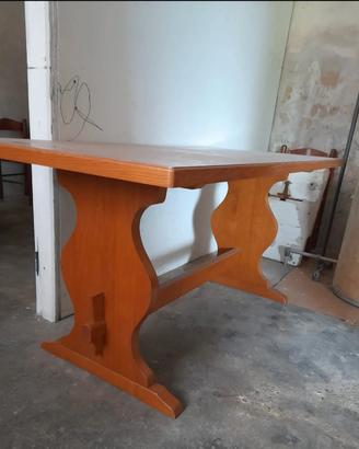 Tavolo in legno stile tirolese