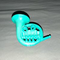 spilla a forma di corno francese 