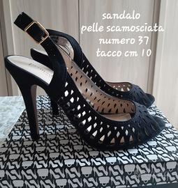 Sandalo scamosciato in pelle.