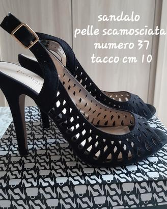 Sandalo scamosciato in pelle.