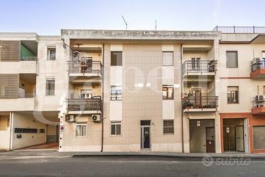 Via Famagosta 75 Mq con Posto Auto e Moto
