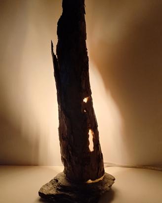 Lampada di design in pietra e legno 