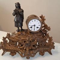 orologio da tavolo antico con statua