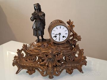 orologio da tavolo antico con statua