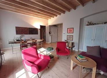 Attico / Mansarda di 222 m² con più di 5 locali a 