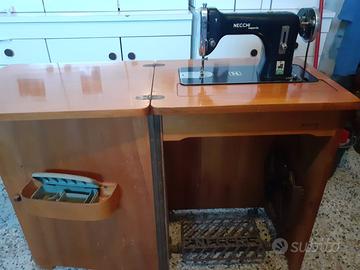 Mobile e Macchina da cucire Antica Necchi
