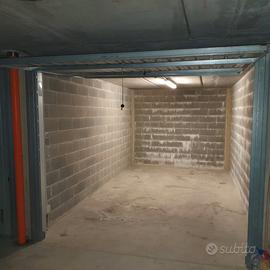 BOX AMPIO ( 18 mq ) POSIZIONE STRATEGICA