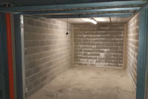 BOX AMPIO ( 18 mq ) POSIZIONE STRATEGICA