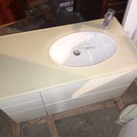 Lavabo con mobile da bagno completo