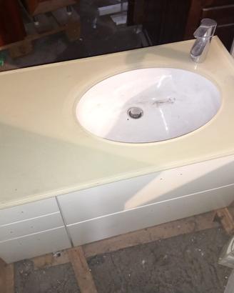 Lavabo con mobile da bagno completo