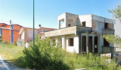 Casa in costruzione con annesso terreno
