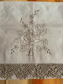 2 Asciugamani in cotone ricamati a mano