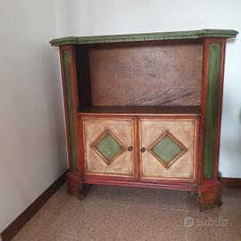 Capiente mobiletto con sportelli