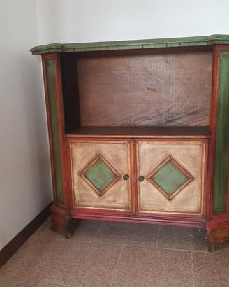 Capiente mobiletto con sportelli