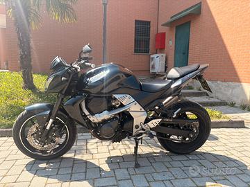 Moto KAWASAKI Z750 nera