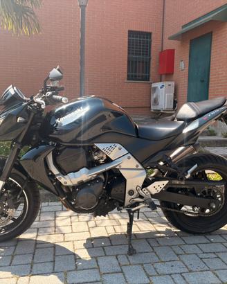 Moto KAWASAKI Z750 nera