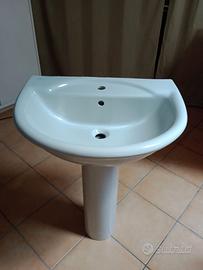 Lavabo con colonna in ceramica bianca
