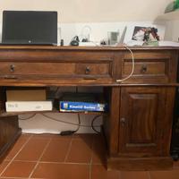Scrivania in legno massiccio con casseti