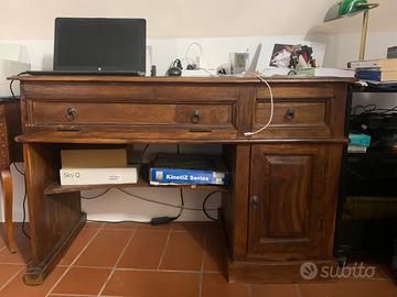 Scrivania in legno massiccio con casseti
