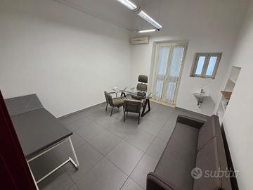 Stanza arredata per studio medico in centro città