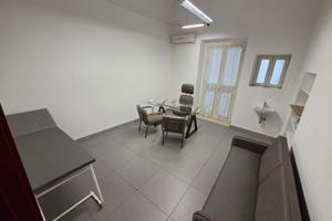 Stanza arredata per studio medico in centro città