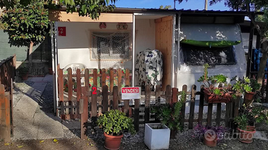 Casetta con roulotte