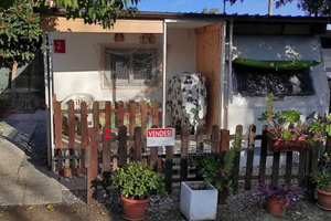 Casetta con roulotte