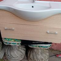 lavandino con rubinetto e mobile 