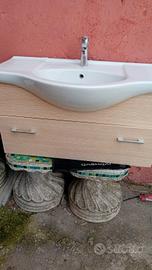 lavandino con rubinetto e mobile 