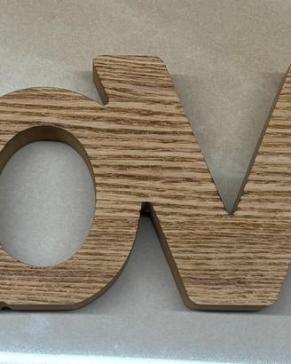 Scritta Love in legno