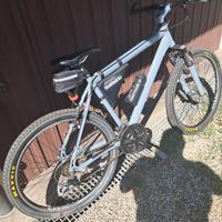 bicicletta  in sospeso ..