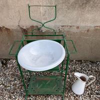 Lavabo da camera antico in metallo smaltato