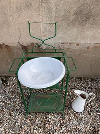 Lavabo da camera antico in metallo smaltato