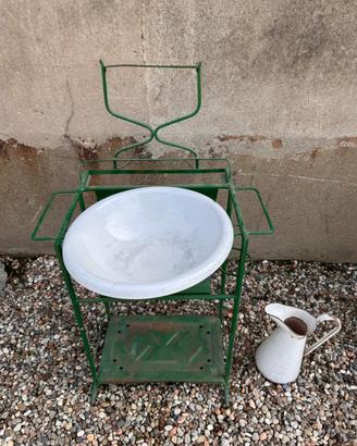 Lavabo da camera antico in metallo smaltato