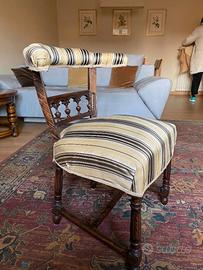 Sedia antica in legno con seduta imbottita