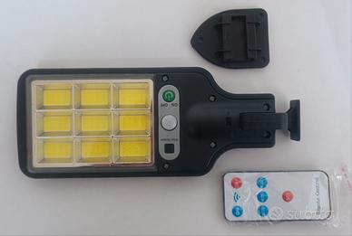 Faro proiettore led con pannello fotovoltaico,