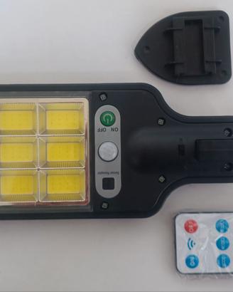 Faro proiettore led con pannello fotovoltaico,
