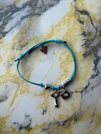 Bracciale azzurro in corda con ciondoli Guess