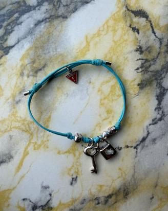 Bracciale azzurro in corda con ciondoli Guess