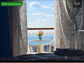 Camere matrimoniali con cucina e vista mare