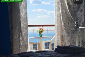 Camere matrimoniali con cucina e vista mare