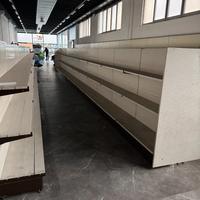 Scaffali da negozio di circa 400 mq