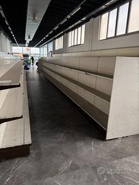 Scaffali da negozio di circa 400 mq
