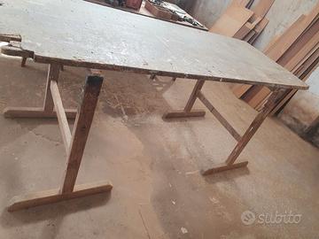 Tavola in legno con cavalletti