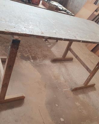 Tavola in legno con cavalletti