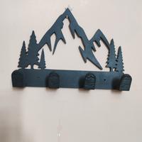 appendiabiti con montagne e alberi