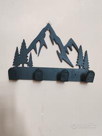 appendiabiti con montagne e alberi