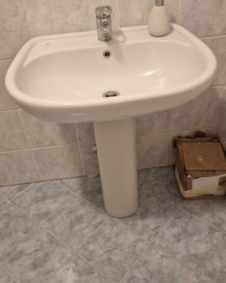 lavabo con colonna e miscelatore 