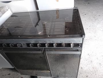 cucina con forno elettrico e a gas